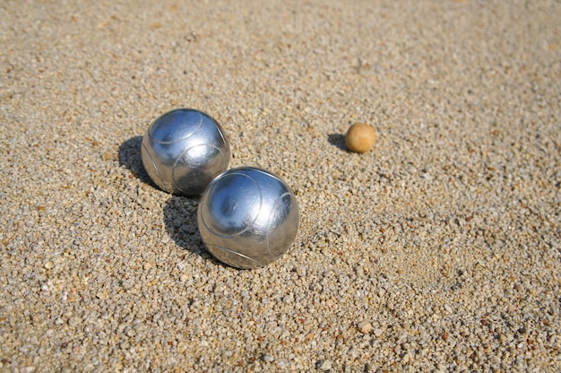 Bola de petanca no campo terrestre