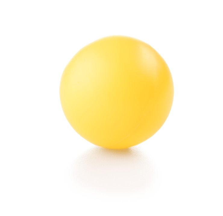 Foto bola de pingue-pongue isolada em branco
