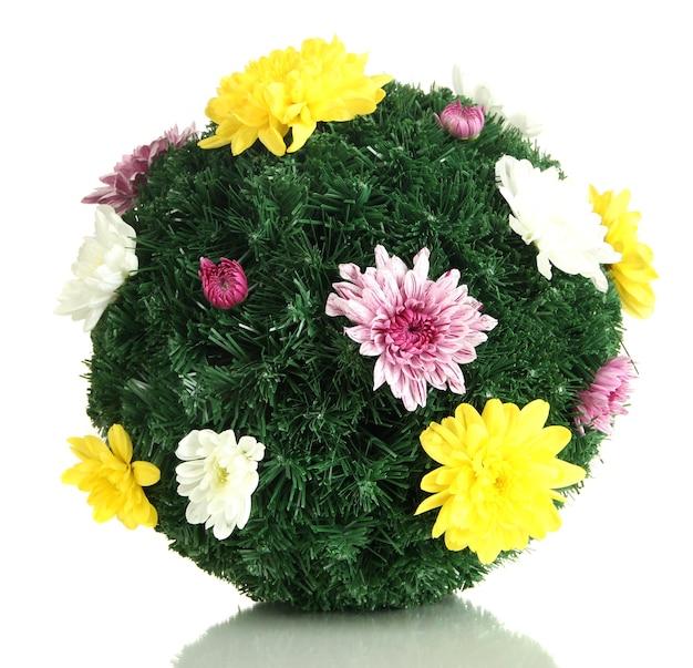 Bola de pinheiro natalino decorada com flores isoladas em branco