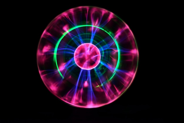 Bola de plasma com cores diferentes iridescentes em um fundo preto