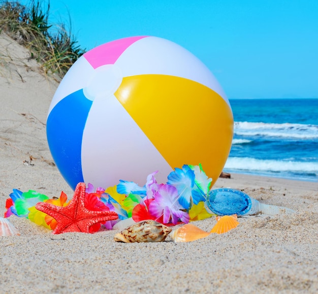 Bola de praia e outros objetos na praia