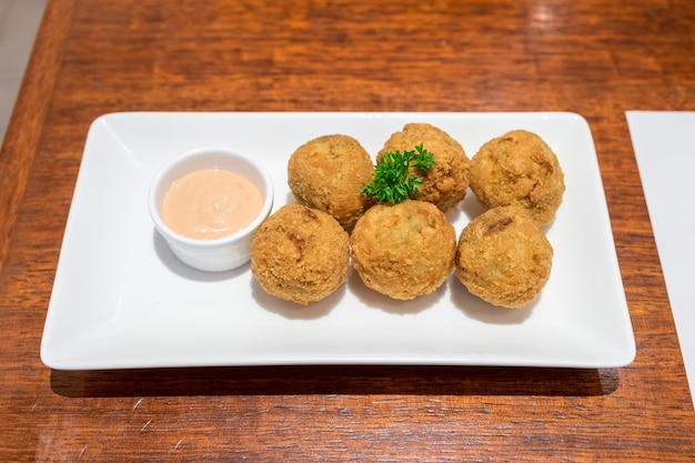 Bola de queijo de amêijoa cozida