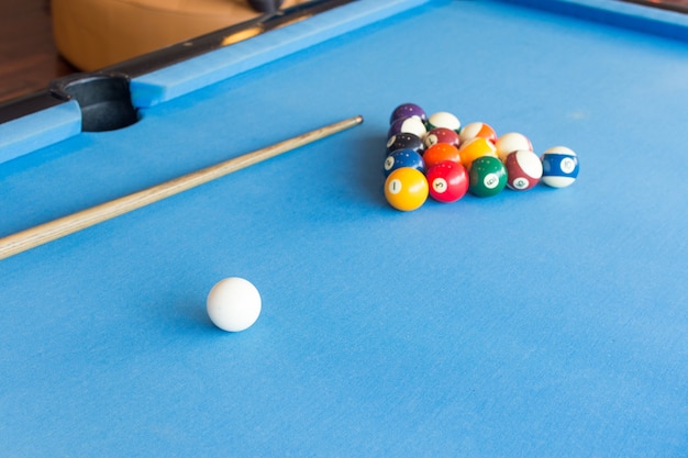 Bola de snooker colorido na mesa de snooker