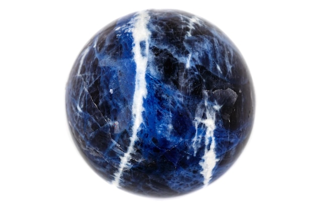 Bola de sodalita de pedra mineral macro no fundo branco