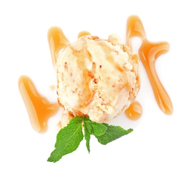 Bola de sorvete com cobertura de caramelo e hortelã isolada em branco