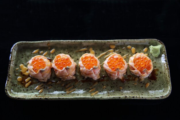 Bola de sushi de salmão com caviar de salmão