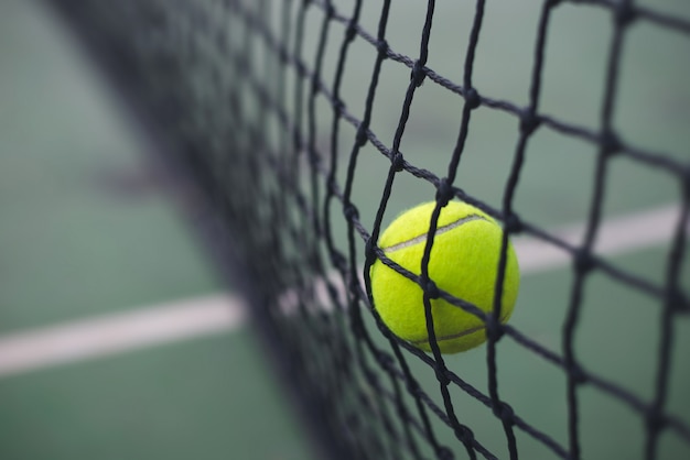 bola de tênis batendo na net