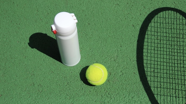 Bola de ténis em quadra de tênis azul o conceito de um estilo de vida desportivo