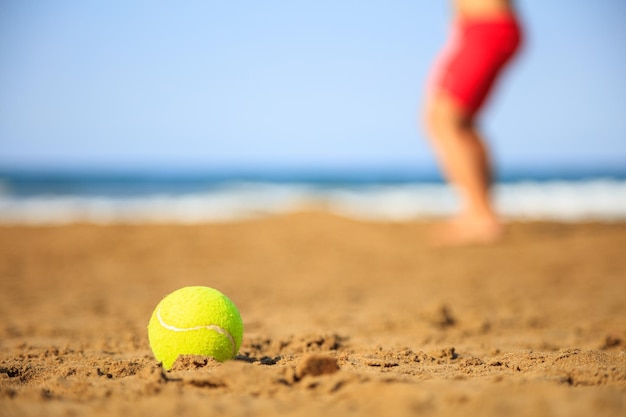 Bola de tênis em uma praia arenosa