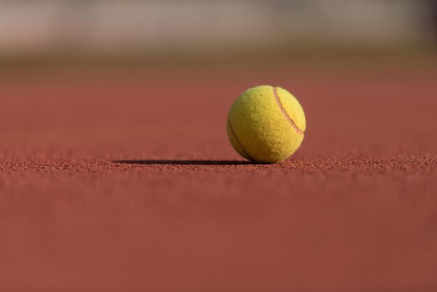 Bola de tênis na quadra de perto