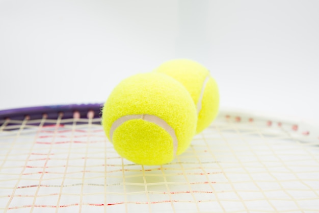 Bola de tênis na raquete close-up