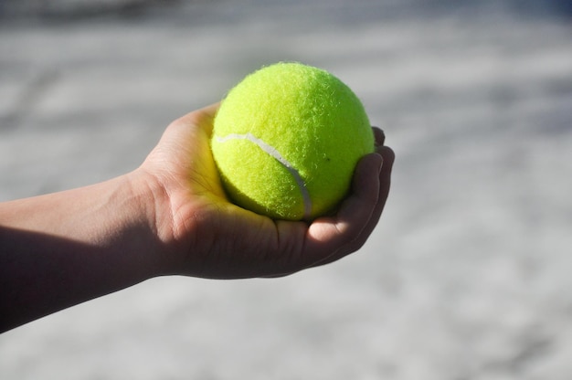 Bola de tênis nas mãos das crianças