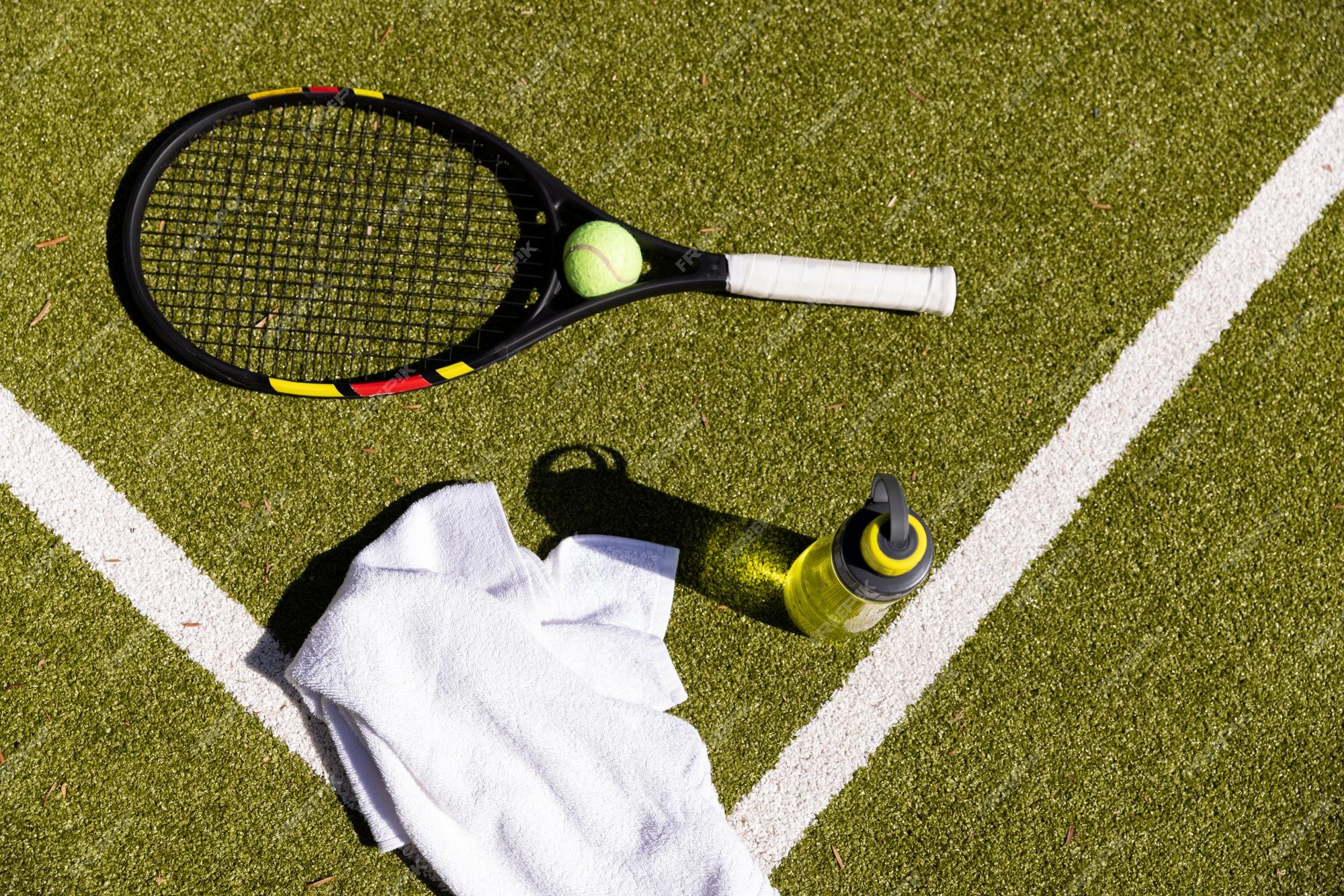 O desporto é a nossa vida. meninas pequenas com raquete de tênis