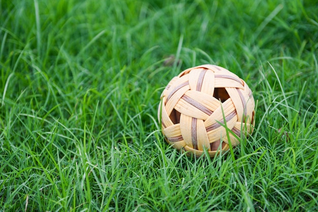 Foto bola de vime ou takraw bola na grama verde