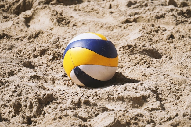 Foto bola de vôlei de praia na areia