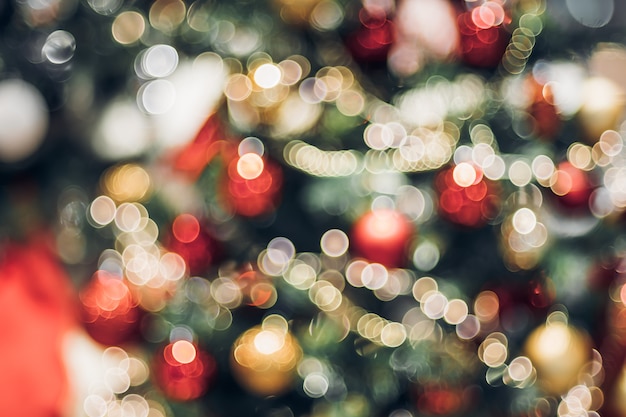 Bola de decoración de desenfoque de color abstracto y cadena de luz en árbol de Navidad con bokeh