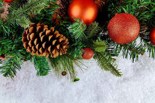 Bola decorativa de feliz natal na neve com ramo de pinha fundo de natal