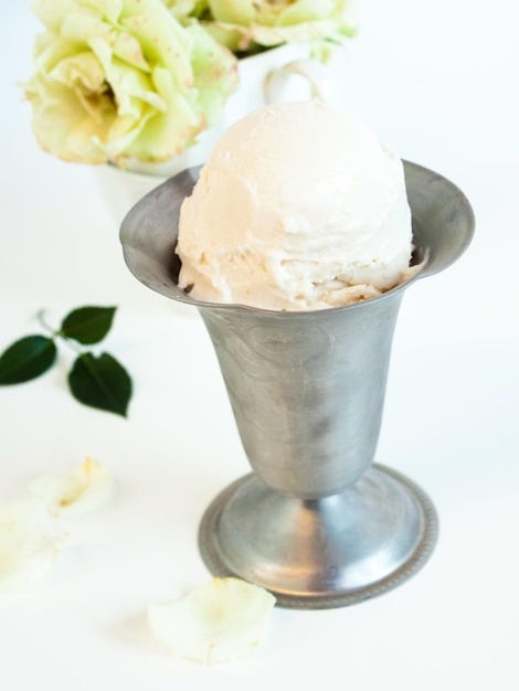 Bola de delicioso helado fresco italiano sobre fondo blanco.
