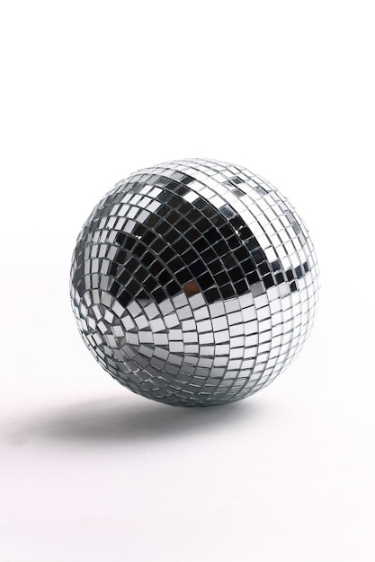 Bola de discoteca aislado en blanco