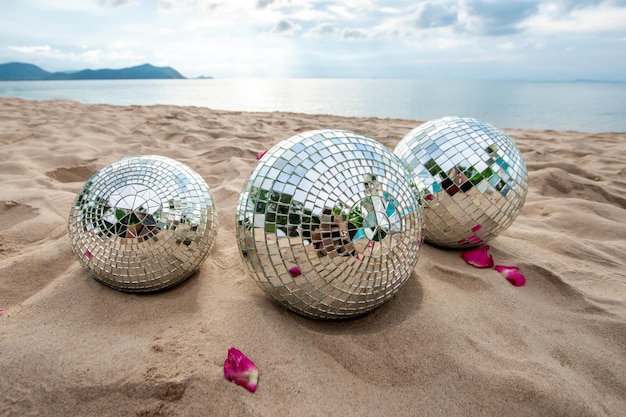 Bola de discoteca en la arena vista desde arriba Fiesta en la playa