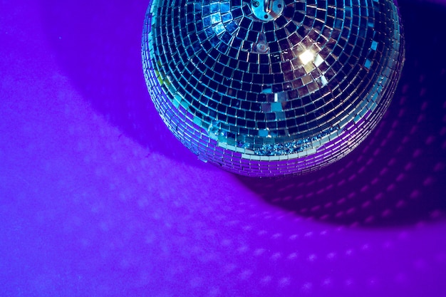 Foto bola de discoteca brilla en púrpura