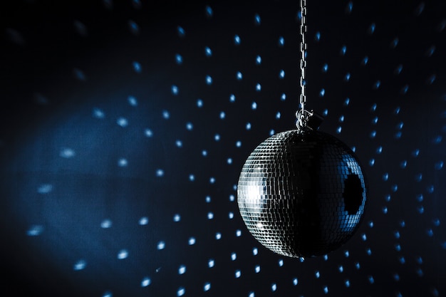 Una bola de discoteca espejo