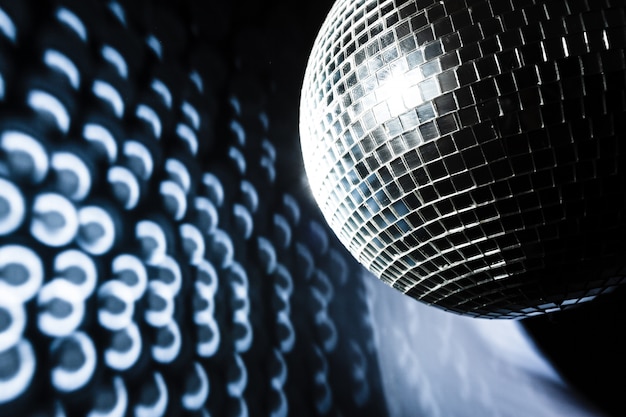 Una bola de discoteca espejo