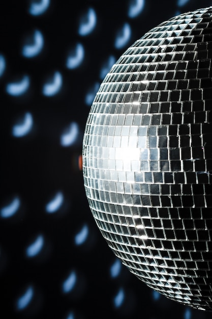 Una bola de discoteca espejo