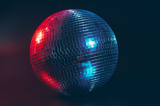 Bola de discoteca grande de cerca en la oscuridad