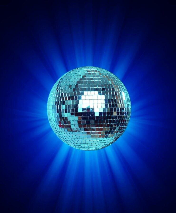 Foto bola de discoteca iluminada contra un fondo azul