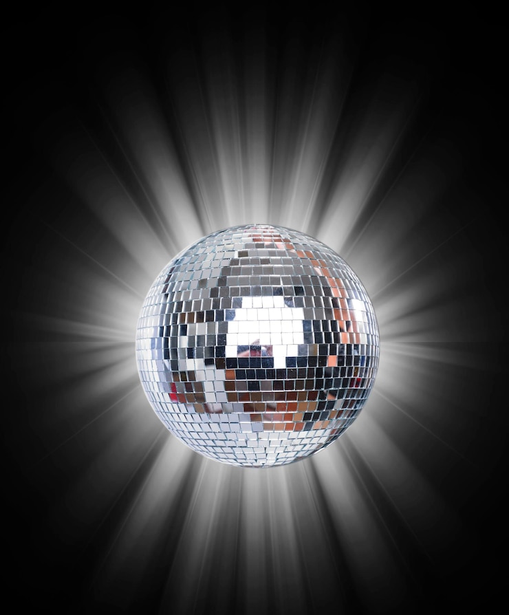 Foto bola de discoteca iluminada contra un fondo negro