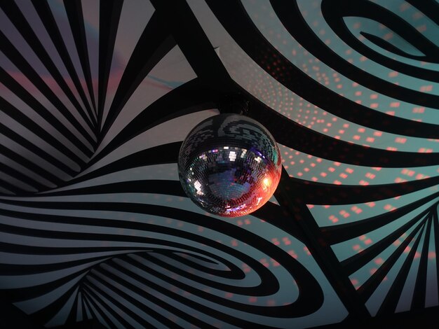 Una bola de discoteca reluciente cuelga de un techo giratorio