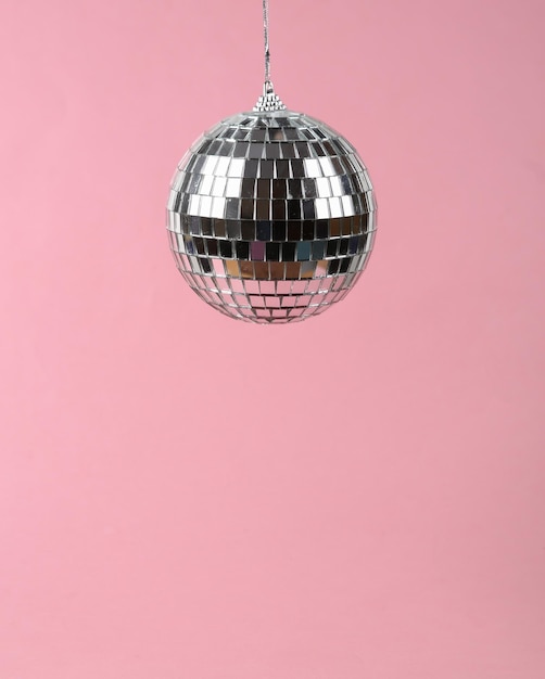 Bola de discoteca sobre fondo rosa Concepto de fiesta minimalista