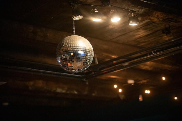 Bola de discoteca bajo el techo del restaurante