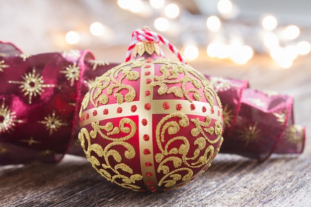 Bola dorada con luces navideñas