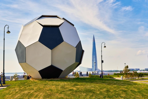 Una bola enorme contra el fondo del centro lakhta cerca del estadio zenit