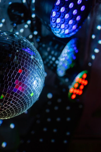 Bola de espejos de discoteca de fiesta que refleja luces púrpuras.