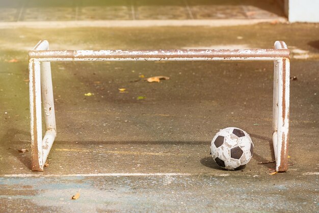 Foto bola de fútbol en el campo de juego