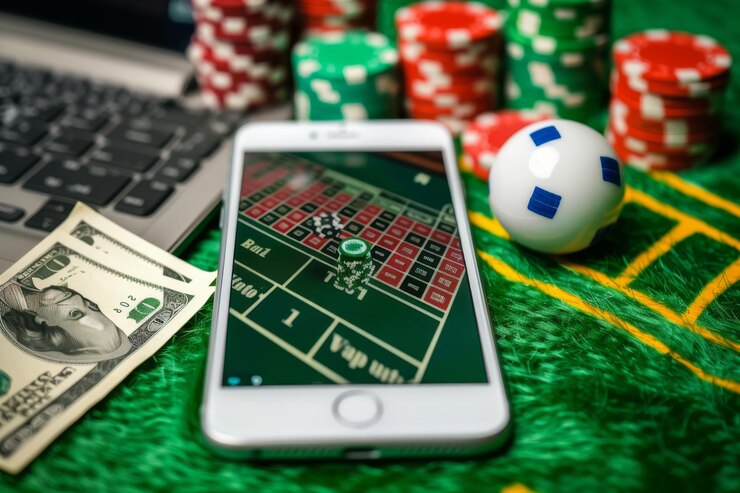 Bola de fútbol equilibrada en un teléfono inteligente con fichas de casino y billetes de dólar concepto de apuestas deportivas
