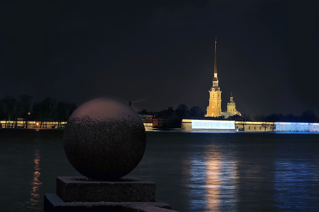 Bola de granito y fortaleza de Peter y Paul en San Petersburgo, Rusia