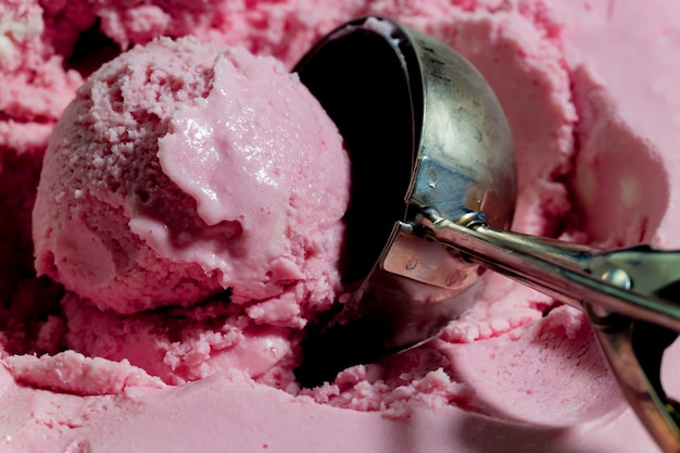 Una bola de helado con una bola rosa encima.