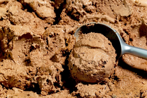 Una bola de helado de chocolate con una bola de metal en el medio.