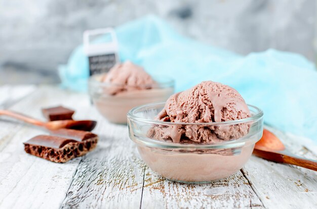 Bola de helado de chocolate en un tazón