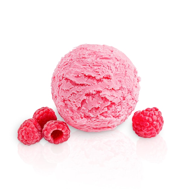 Una bola de helado dulce de bayas congeladas de color rosa con frambuesas jugosas aisladas en blanco