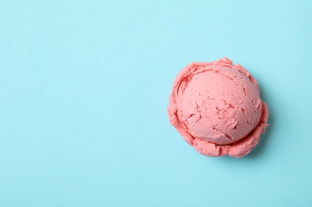 Bola de helado de fresa en azul