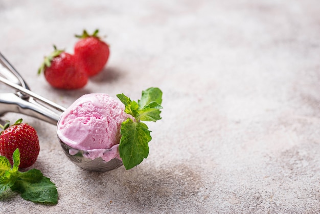 Bola de helado de fresa en primicia.