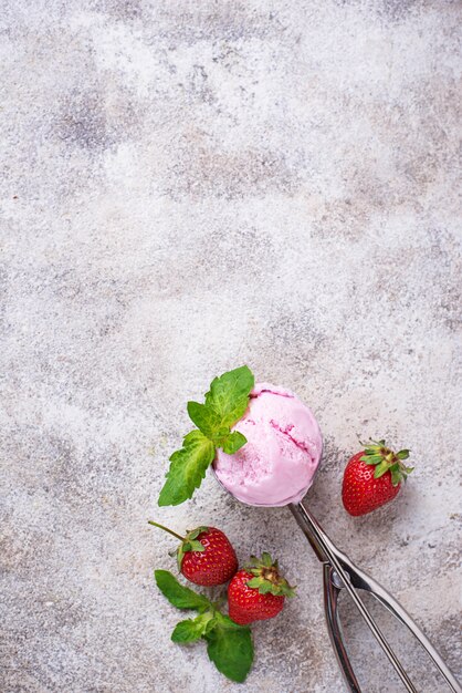 Bola de helado de fresa en primicia.