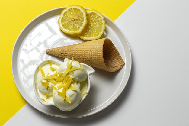 Foto bola de helado de limón natural casera y refrescante en cono