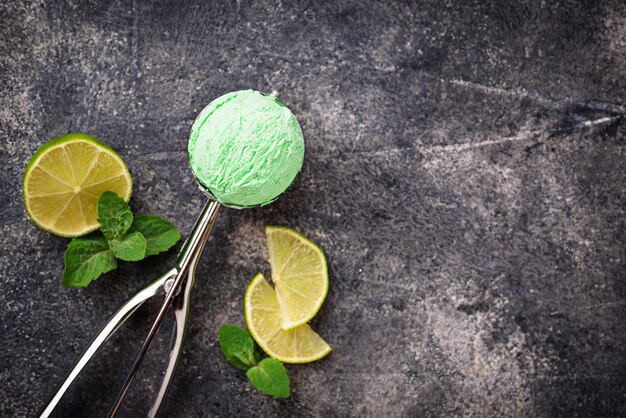 Bola de helado con menta y limón.