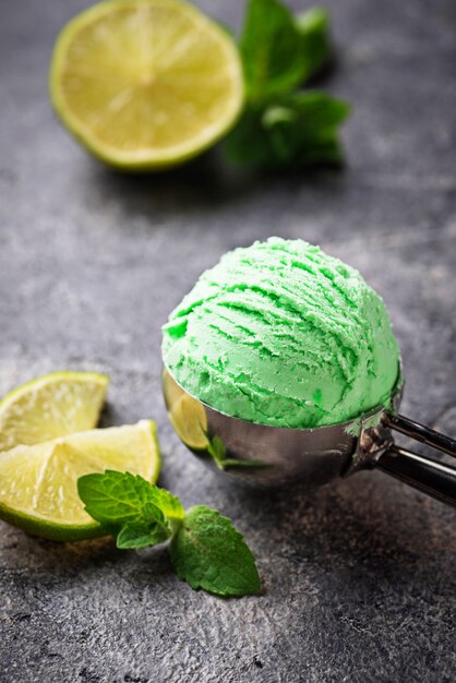 Bola de helado con menta y limón.